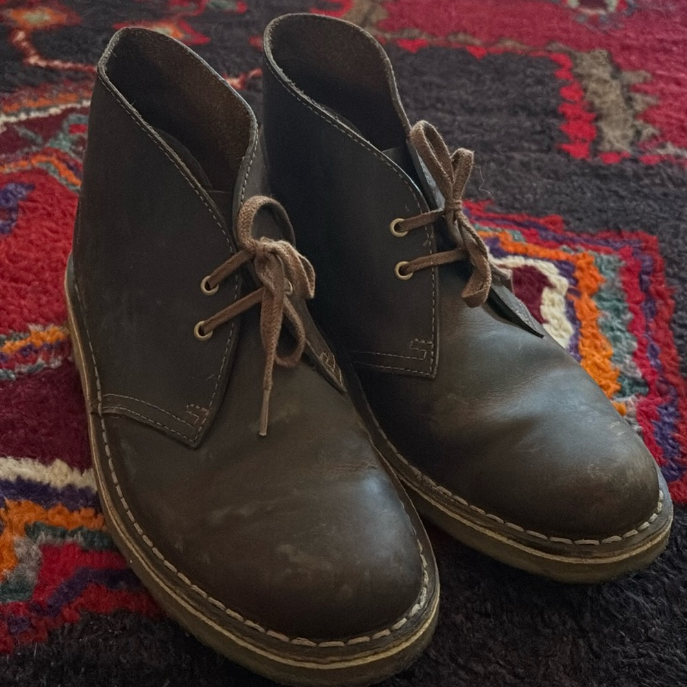 Clark original desert chukka boots in brown beeswax. Women’s 9.5 -run small.